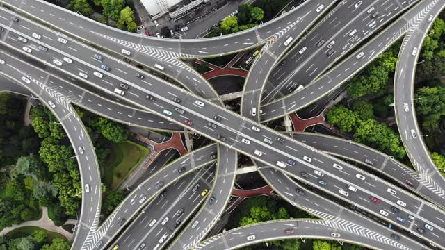 繁忙道路交叉口鸟瞰图视频素材