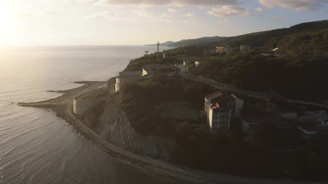 空中飞行，靠近黑海的沙滩海岸线和山脉，美丽的自然和旅游度假的地方视频素材