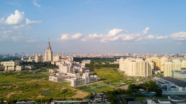 阳光明媚的一天莫斯科城市景观生活街区罗蒙诺索夫大学航空全景4k时间推移俄罗斯视频素材