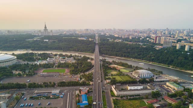 日落黄昏莫斯科城市风景体育场河流交通桥大学空中全景4k时间推移俄罗斯视频素材