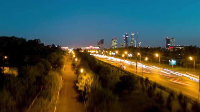 莫斯科城市夜晚灯火通明交通库图佐夫斯基展望公园空中全景4k时间推移俄罗斯视频素材