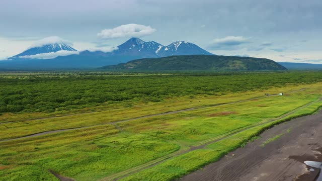 有黑沙和火山的海滩视频素材