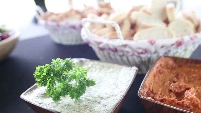 地中海面包，涂有奶酪、大蒜、香蒜酱、香菜、芹菜视频下载