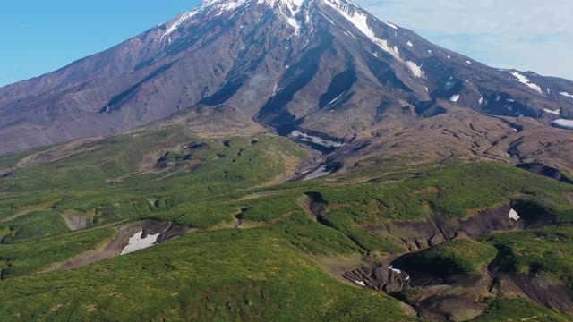 Koryaksky火山鸟瞰图视频素材