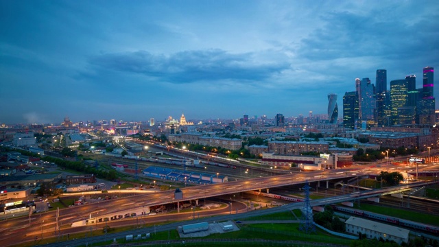 俄罗斯夜莫斯科城市公路火车站屋顶全景4k时间推移视频素材