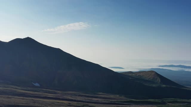 堪察加半岛上的Koryaksky和Avachinksy火山视频素材