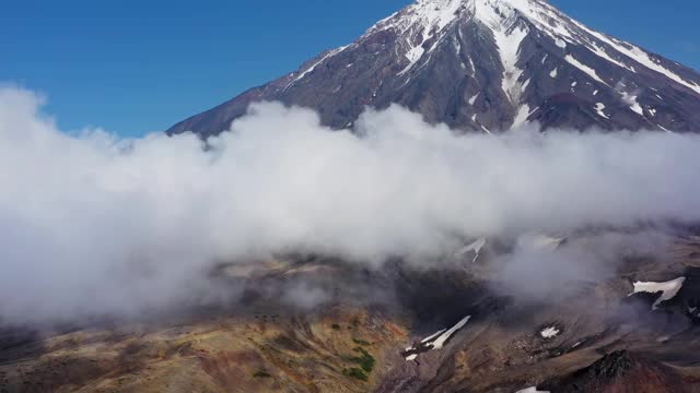 Koryaksky火山鸟瞰图视频素材