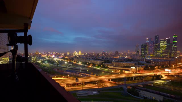 俄罗斯夜莫斯科交通桥火车站屋顶全景4k时间推移视频素材