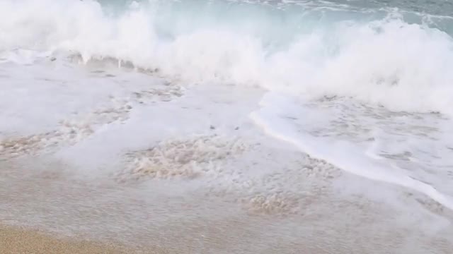 水波在海滩上视频下载