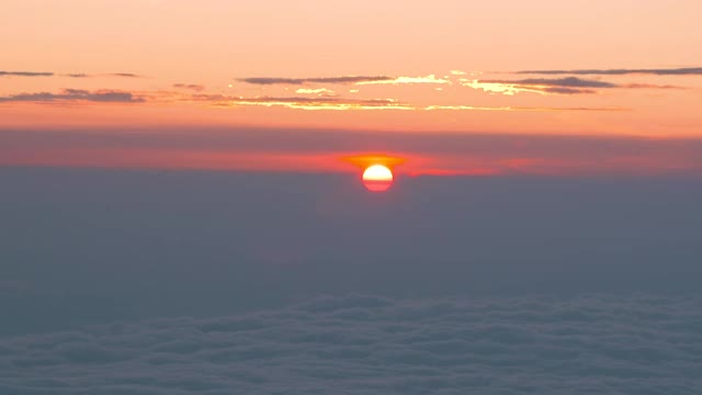 日本静冈县富士山上的日出和云海视频素材