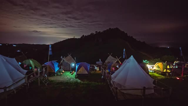 露营地点的时间在星夜和一些云在Doi武士岛经过视频下载