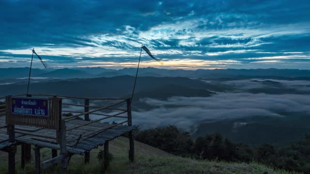 时间的推移，游客来看美丽的早晨的雾海在Doi武士岛的山峰视频下载