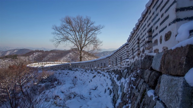 南山城城堡冬天的雪景/京畿道光州西，韩国视频素材