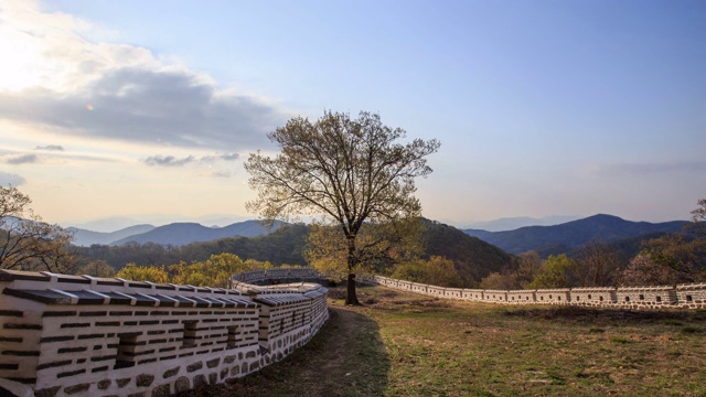 韩国京畿道光州寺南山城城堡的春景视频素材