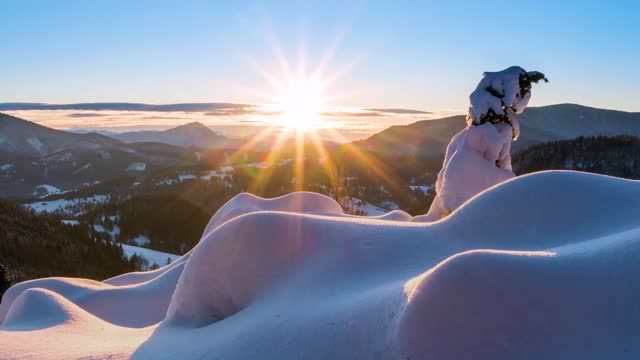 美丽的自然颜色在日落在寒冷的冬天晚上在野生雪山山脉景观时间流逝视频素材