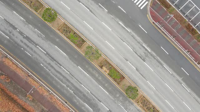 城市道路上车辆的运动，从上面看视频素材