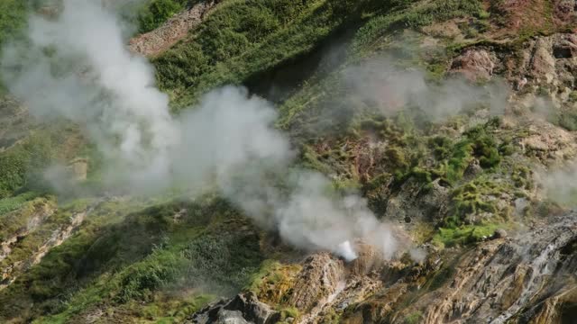 间歇泉谷的温泉和喷气孔视频素材