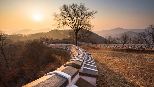 韩国京畿道光州西南山城要塞的日出景色视频素材