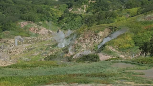 间歇泉谷的温泉和喷气孔视频素材