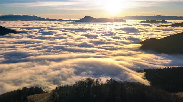 美丽的日出在野生森林山隐藏在雾云在阳光明媚的早晨自然时光流逝视频素材