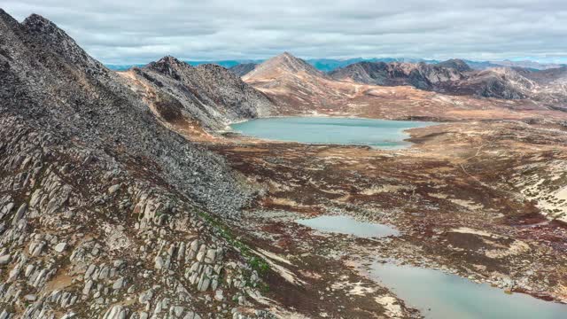 荒无人烟的湿地周围矗立着一座石山视频素材