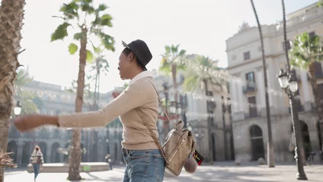 在街上跳舞的中年女人视频素材