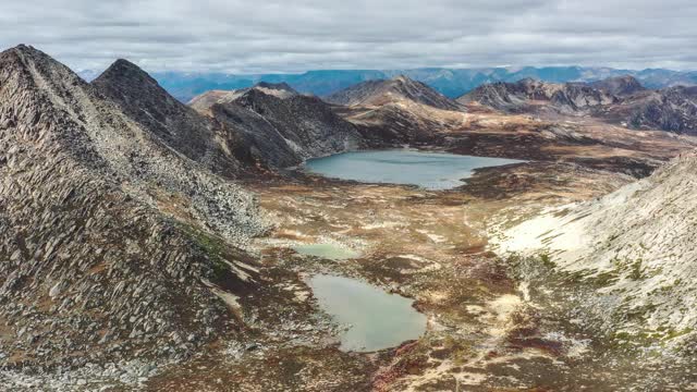 荒无人烟的湿地周围矗立着一座石山视频素材