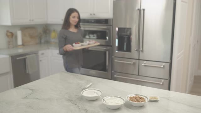 早餐吃新鲜水果的女人视频素材