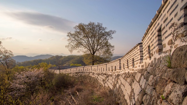 韩国京畿道光州寺南山城城堡的春景视频素材