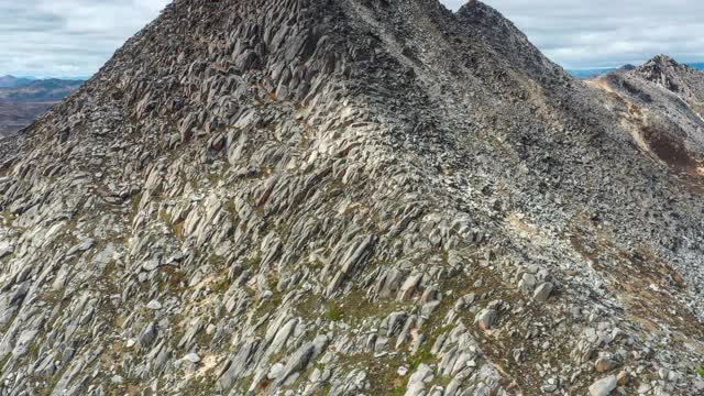 荒无人烟的湿地周围矗立着一座石山视频素材