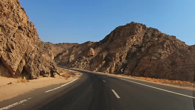 穿越埃及沙漠和山脉的道路视频素材