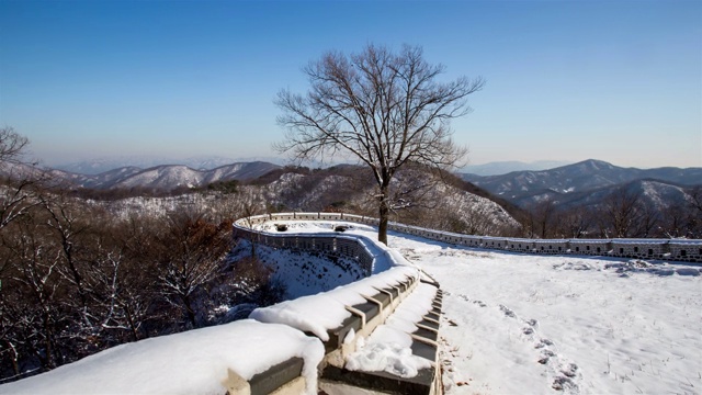 南山城城堡冬天的雪景/京畿道光州西，韩国视频素材