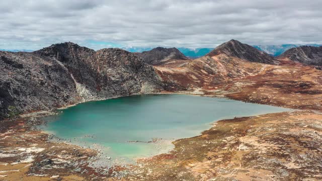 荒无人烟的湿地周围矗立着一座石山视频素材