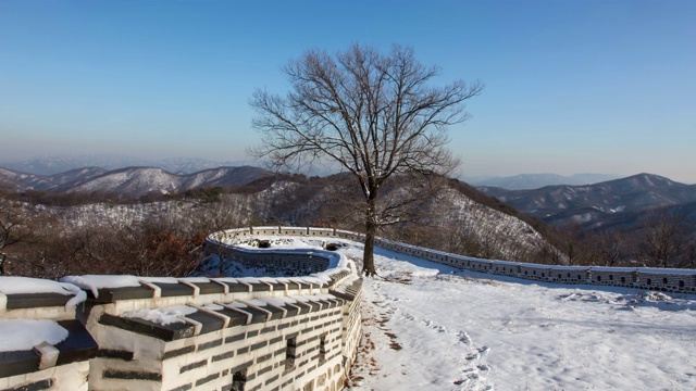 南山城城堡冬天的雪景/京畿道光州西，韩国视频素材