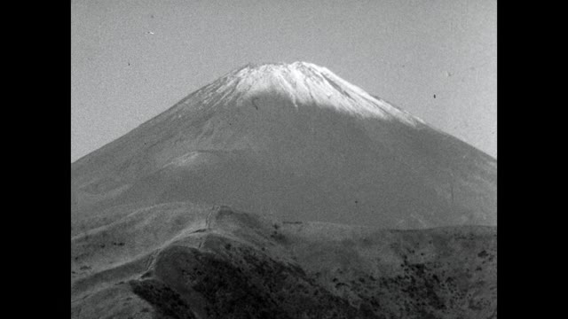 从白雪皑皑的富士山山顶;1964视频素材