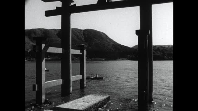 宁静的日本鸟居，码头和划艇在湖上;1964视频素材