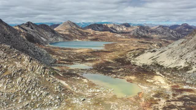 荒无人烟的湿地周围矗立着一座石山视频素材