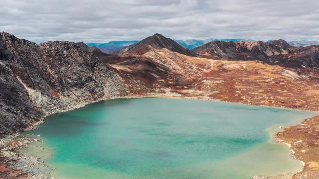 荒无人烟的湿地周围矗立着一座石山视频素材