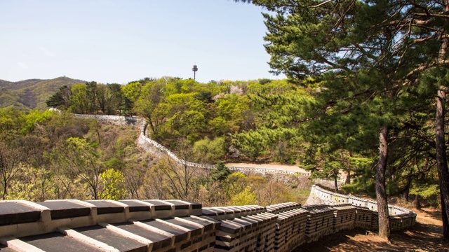 韩国京畿道光州寺南山城城堡的春景视频素材