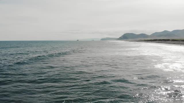 在太平洋海岸上空低空飞行。堪察加半岛视频素材