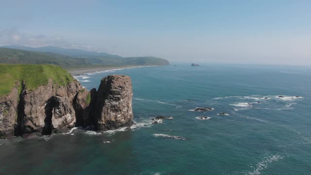 在多岩石的太平洋海岸。海洋动物的自然栖息地。视频素材