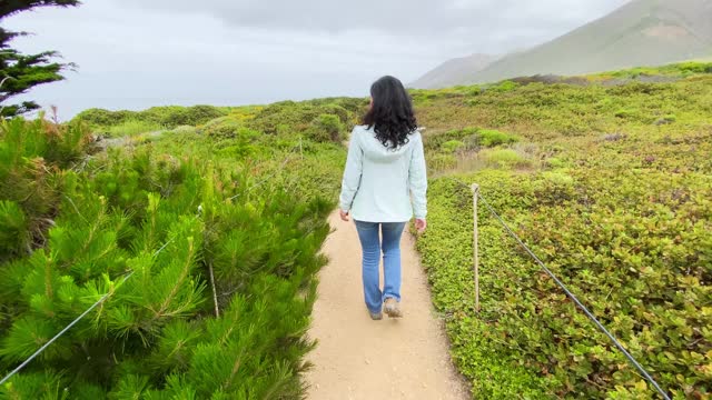 亚洲妇女徒步旅行在大苏尔加利福尼亚视频素材