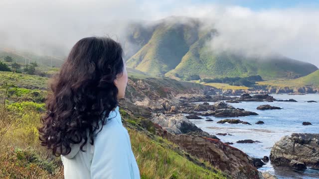 亚洲妇女徒步旅行在大苏尔加利福尼亚视频素材