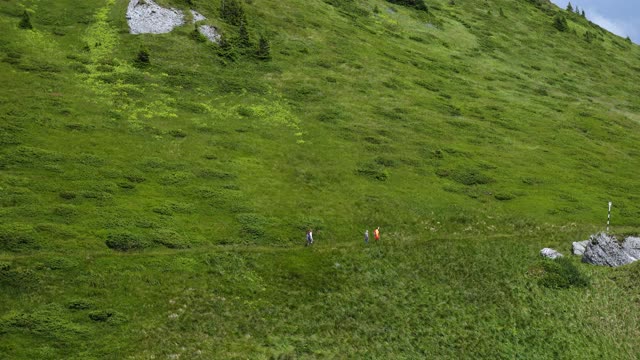 活跃的家庭妈妈和女儿在山上徒步旅行视频素材