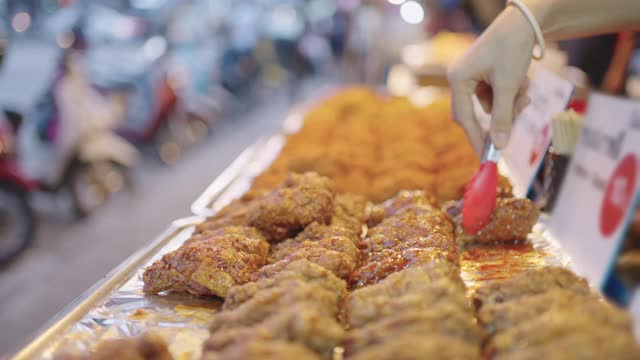 炸鸡在当地的街头食品市场出售视频素材