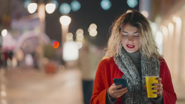 年轻女子正在享受冬夜散步视频素材