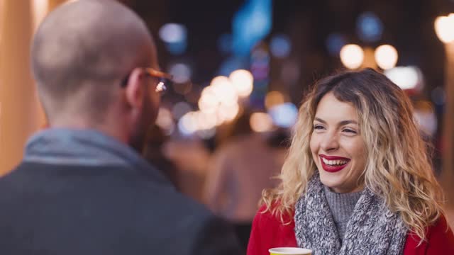 年轻夫妇微笑着在冬夜漫步视频素材