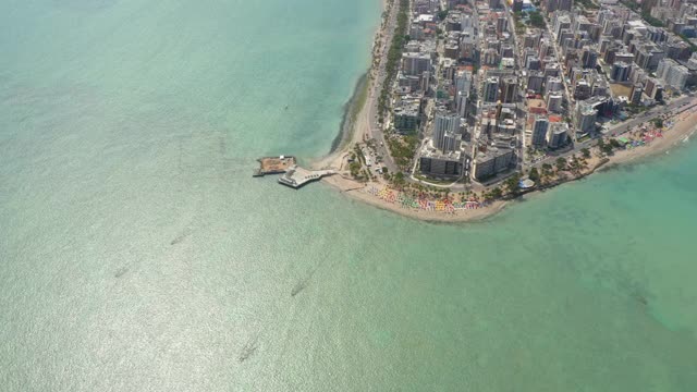 从空中俯瞰蓬塔佛得角海滩和马塞奥城市，阿拉戈斯，巴西视频素材