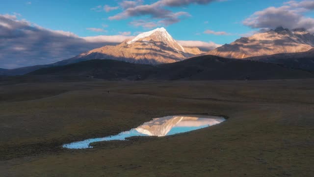 草原的湿地，体现了雪山的雄姿视频素材