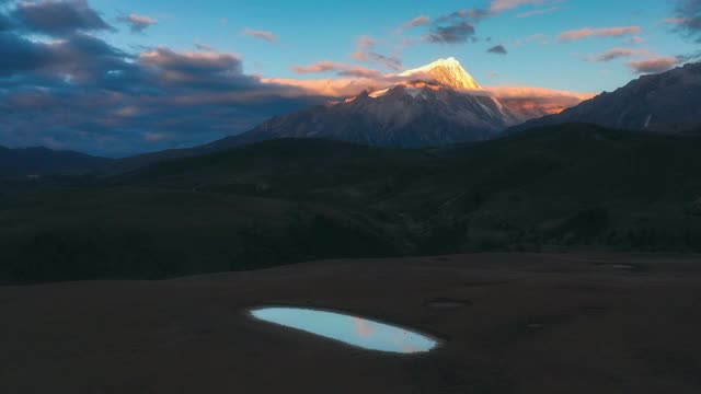 草原的湿地，体现了雪山的雄姿视频素材